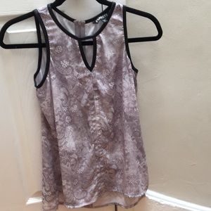 Sleeveless lace print top